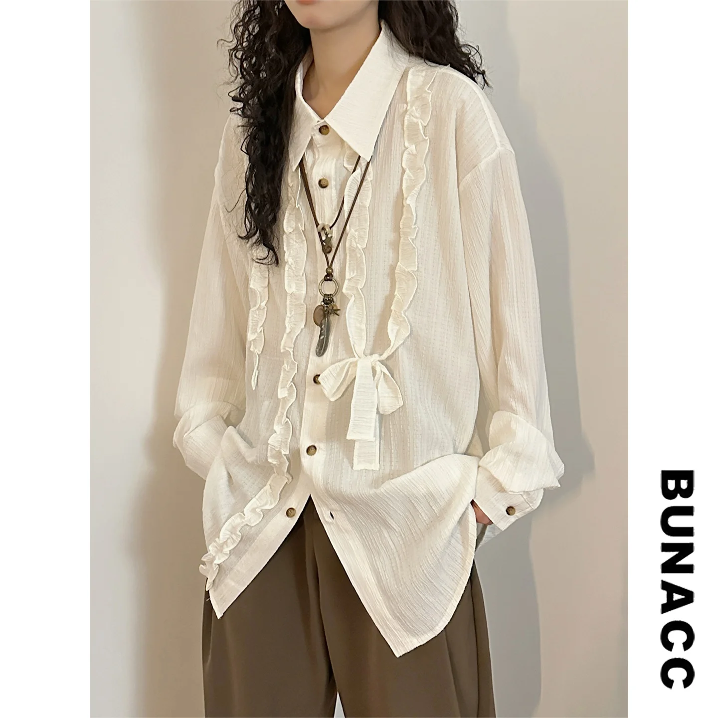 

Свободная длинная рубашка в винтажном стиле с деревянным узором, весенняя, нейтральная, на пуговицах