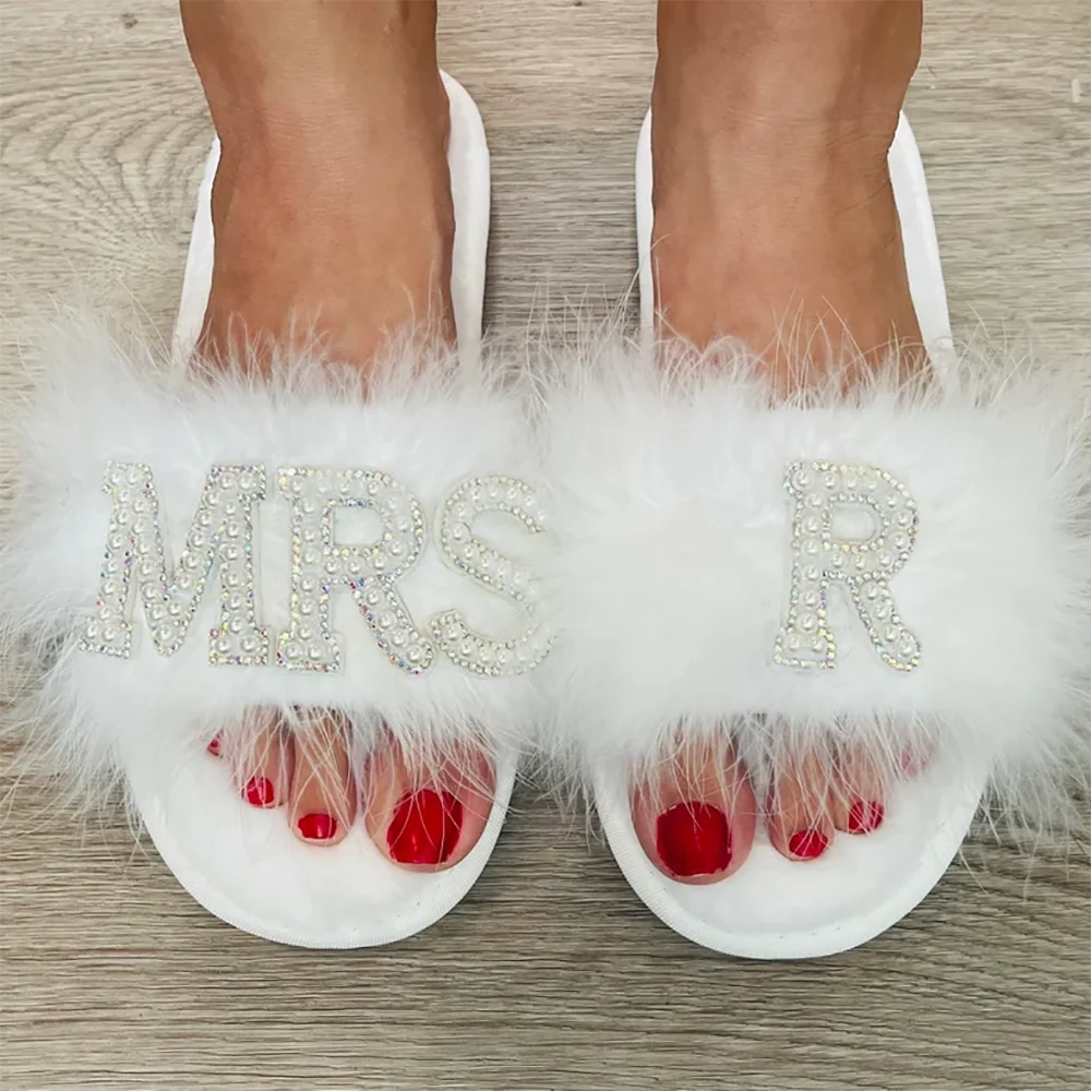 Braut Party Hausschuhe Benutzerdefinierte Bachelorette Geschenke Plüsch Feder Hausschuhe Strass Brautjungfern Schuhe Handwaschbare Party Schuhe