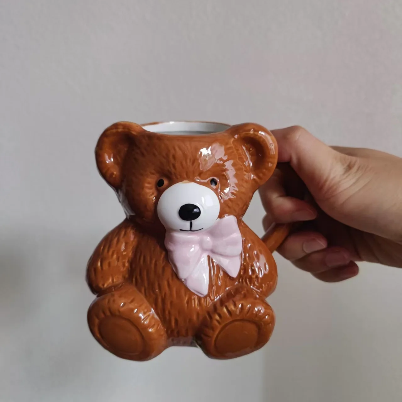 

Customizable Cartoon Bear With Pink Bow Tie Ceramic Mug For Kids Procelain Coffee Mug With Handle 3D Bear Shaped Water Cup Break