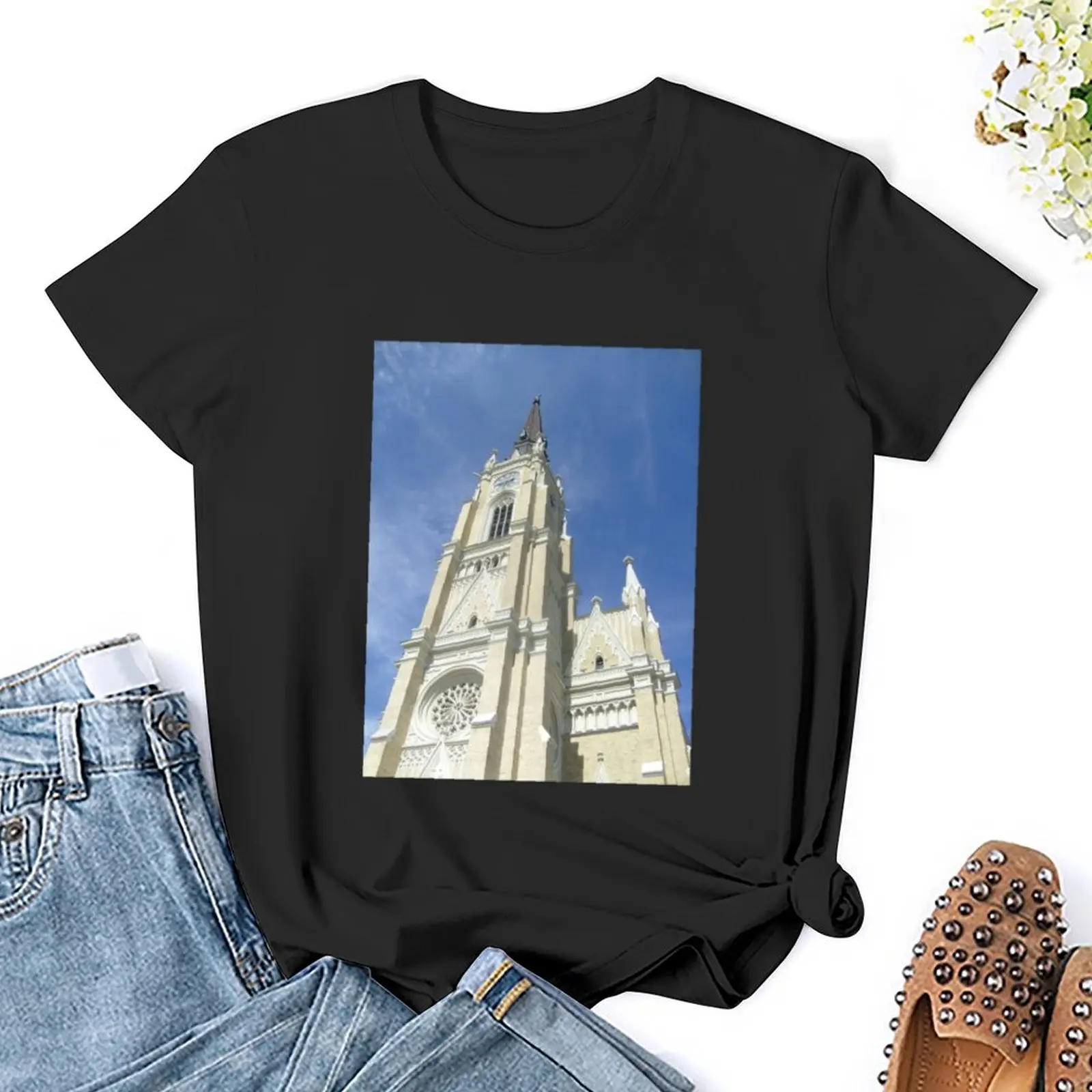 Vue de la cloche strictement de la cathédrale de Novi Sad T-Shirt surdimensionné médicaments graphiques pensions pour femmes coupe ample