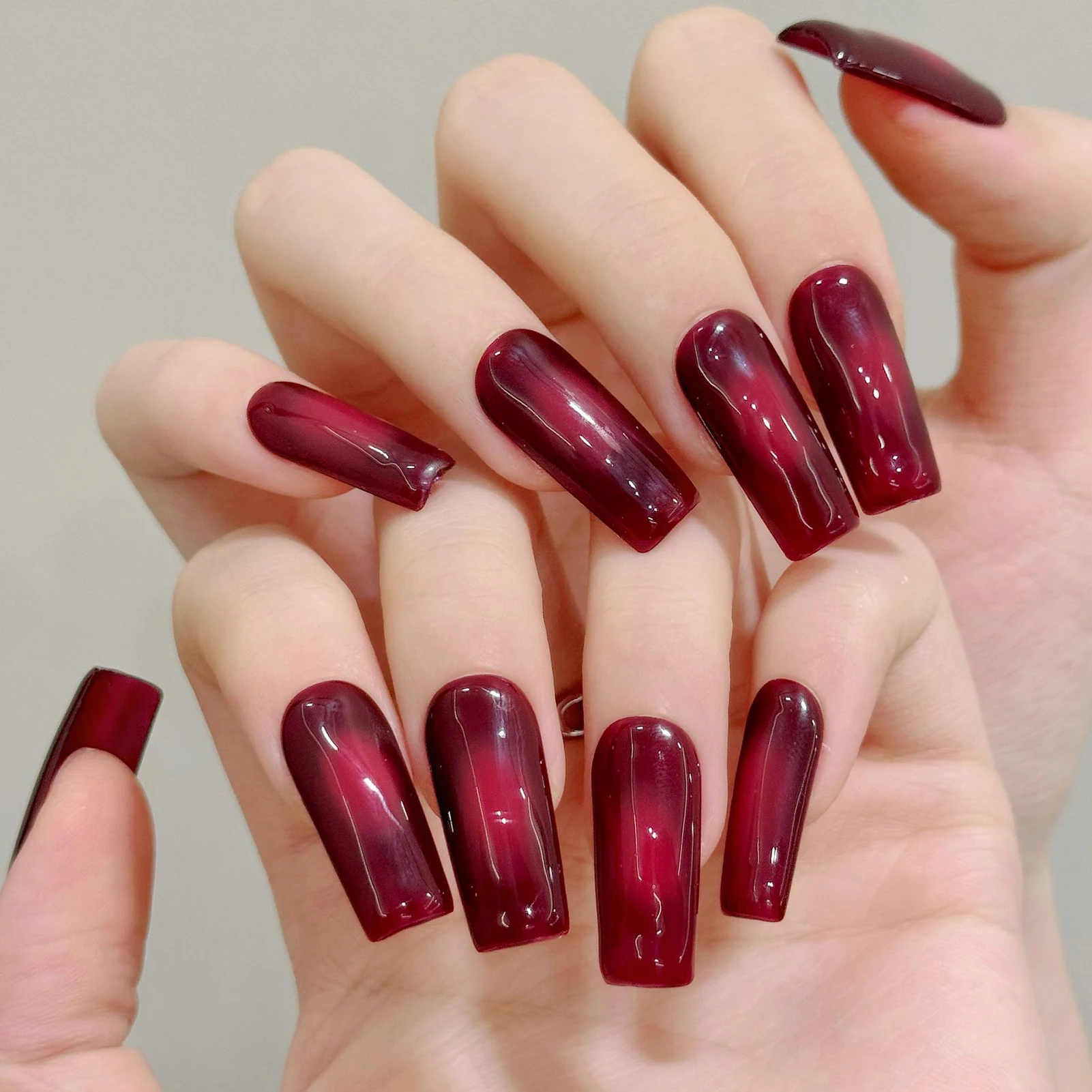 10 szt. Ciemnoczerwone sztuczne paznokcie średniej długości, kwadratowe, ręcznie robione paznokcie do wciskania, ozdoby w stylu \"Spicy Girls\", manicure, wielokrotnego użytku, samoprzylepne sztuczne paznokcie