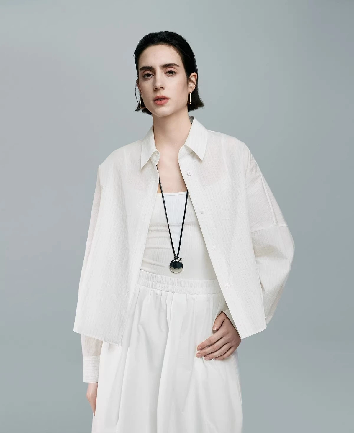 

Yarn-dyed micro-texture Fashionable layering Box-shaped shirt female Spring/Summer 2025 Short silhouette shirt