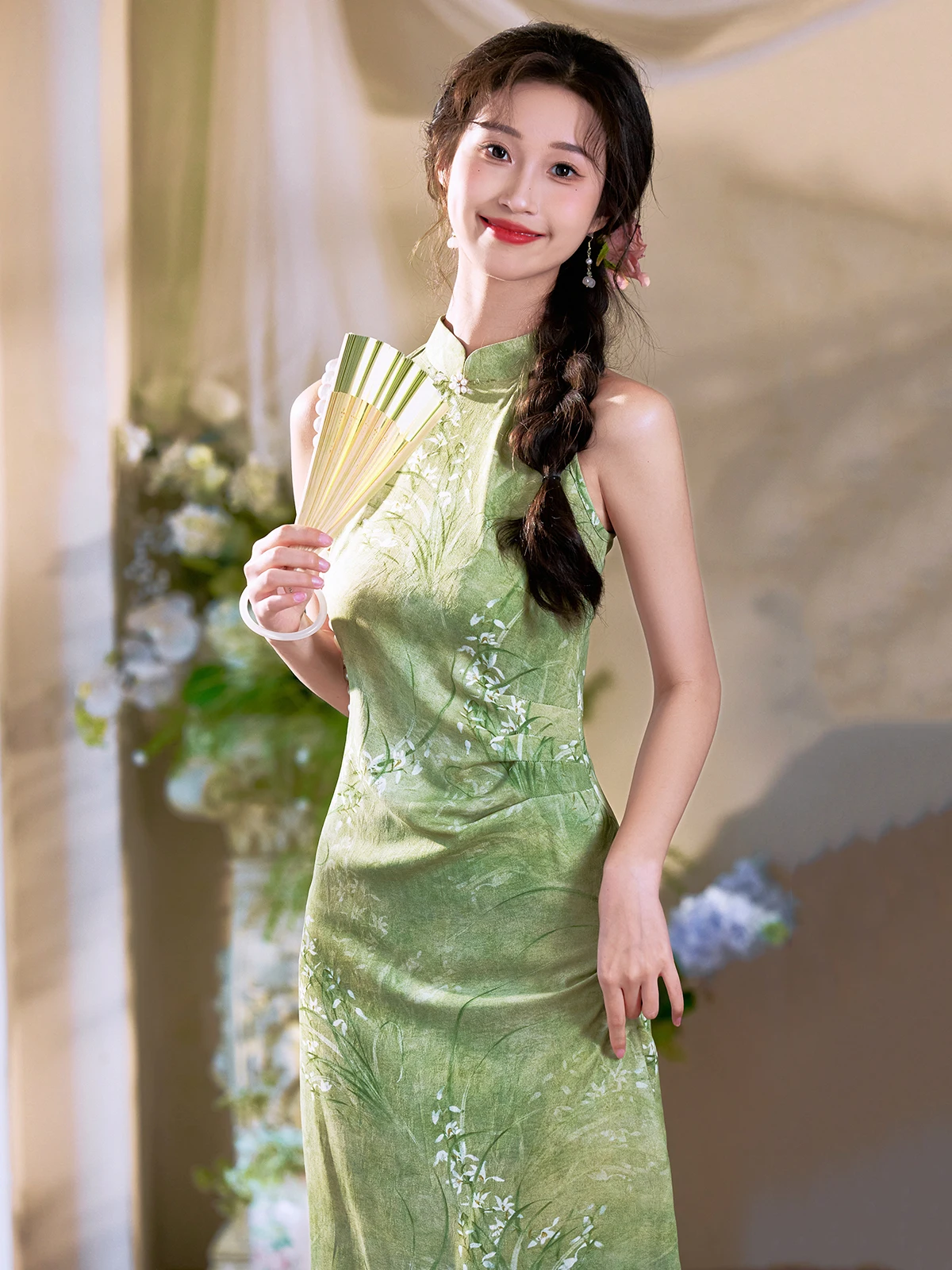 

Элегантное летнее платье-ципао в молодежном стиле с цветочным принтом, без рукавов, с завязками на шее, в улучшенном китайском стиле, дышащее