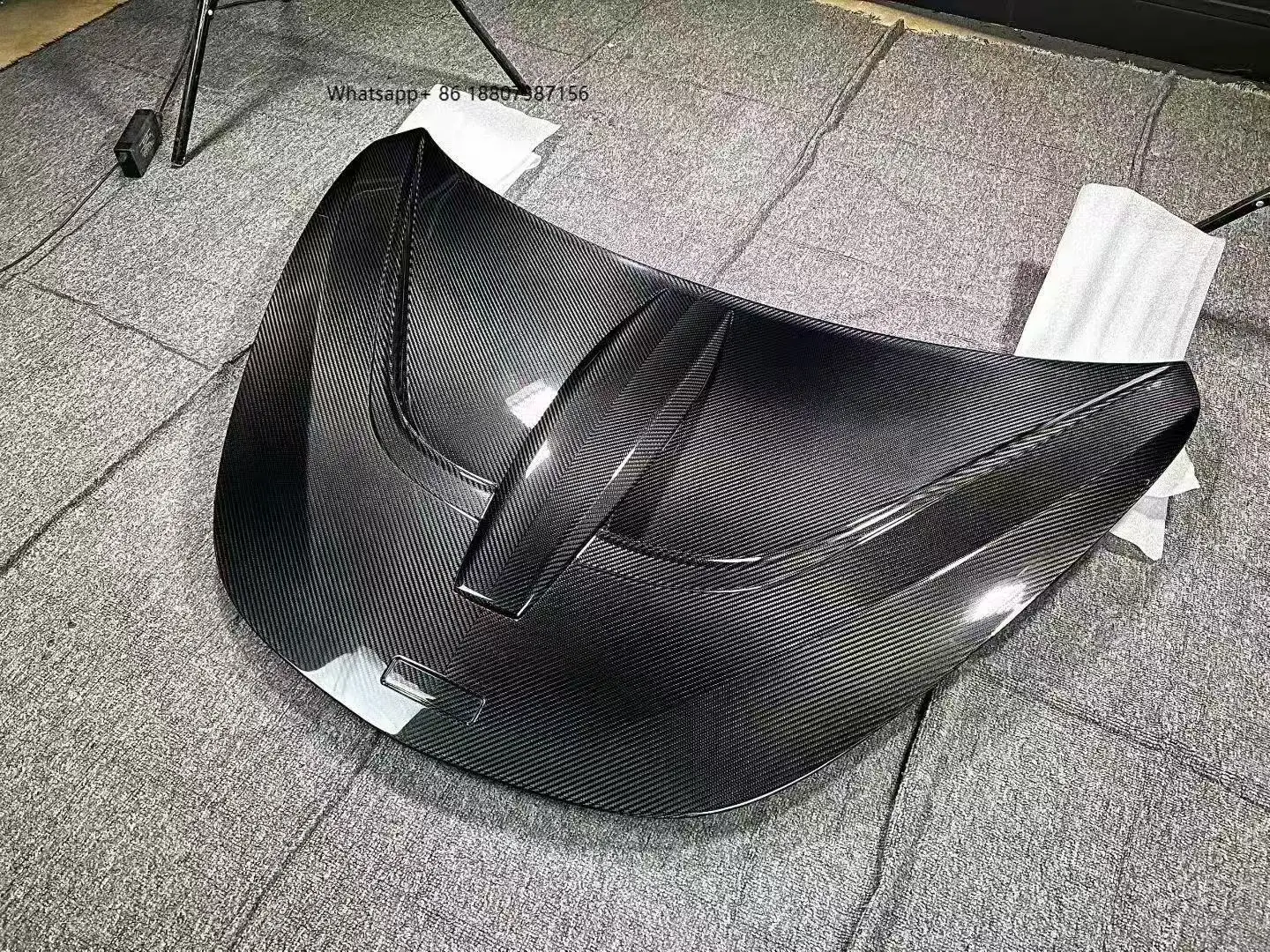 

Для моделей 540, 570, 600LT: Обновленный бампер из сухого карбона с вырезами под выхлопную систему, крепление на болтах, универсальная установка, замена автомобильного бампера