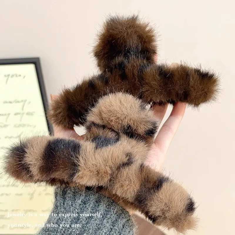 Top Grade Leopard Print Plush Hair Claw For Women Sweet Hair Ornament Hairpin Hair Clip Hairpin Winter Fashion Hair Accessories