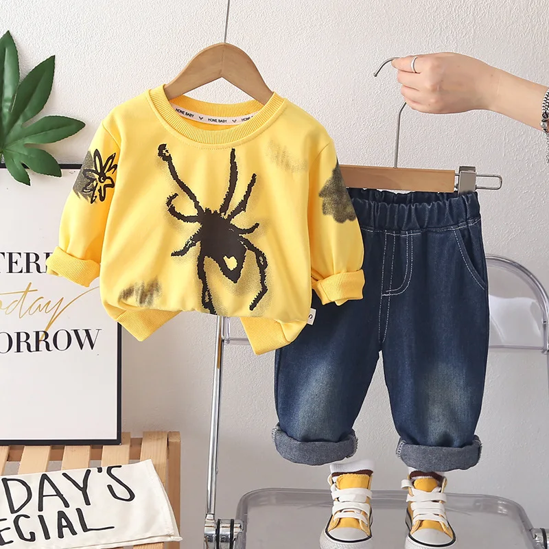 

Новый комплект из двух предметов для мальчиков: свитшот с принтом паука и джинсы с эффектом потертости, стильный уличный образ для малышей на весну-осень 2026 года