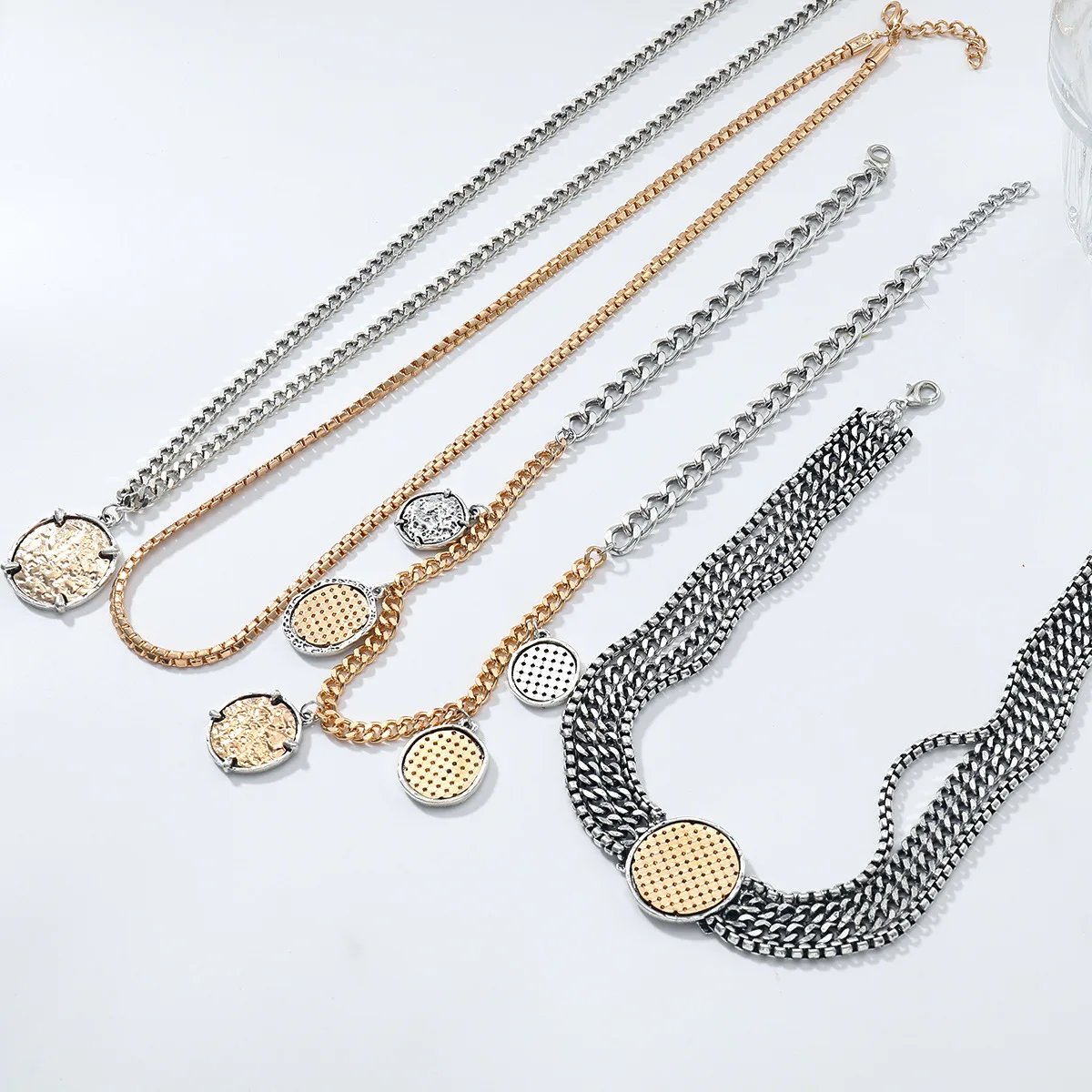 2026 Modische Damen-Halsketten Punk Mehrschichtige Halskette Runder Münzanhänger Choker Schmuck Hals-Accessoires – Detail 4