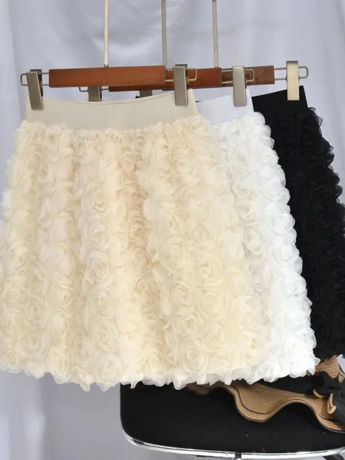 Dopasowana spódnica bodycon z dekoracją 3D w kształcie róży, modny krój z średnim stanem dla młodych kobiet, sezon wiosenny, mieszanka kolorów materiałów.