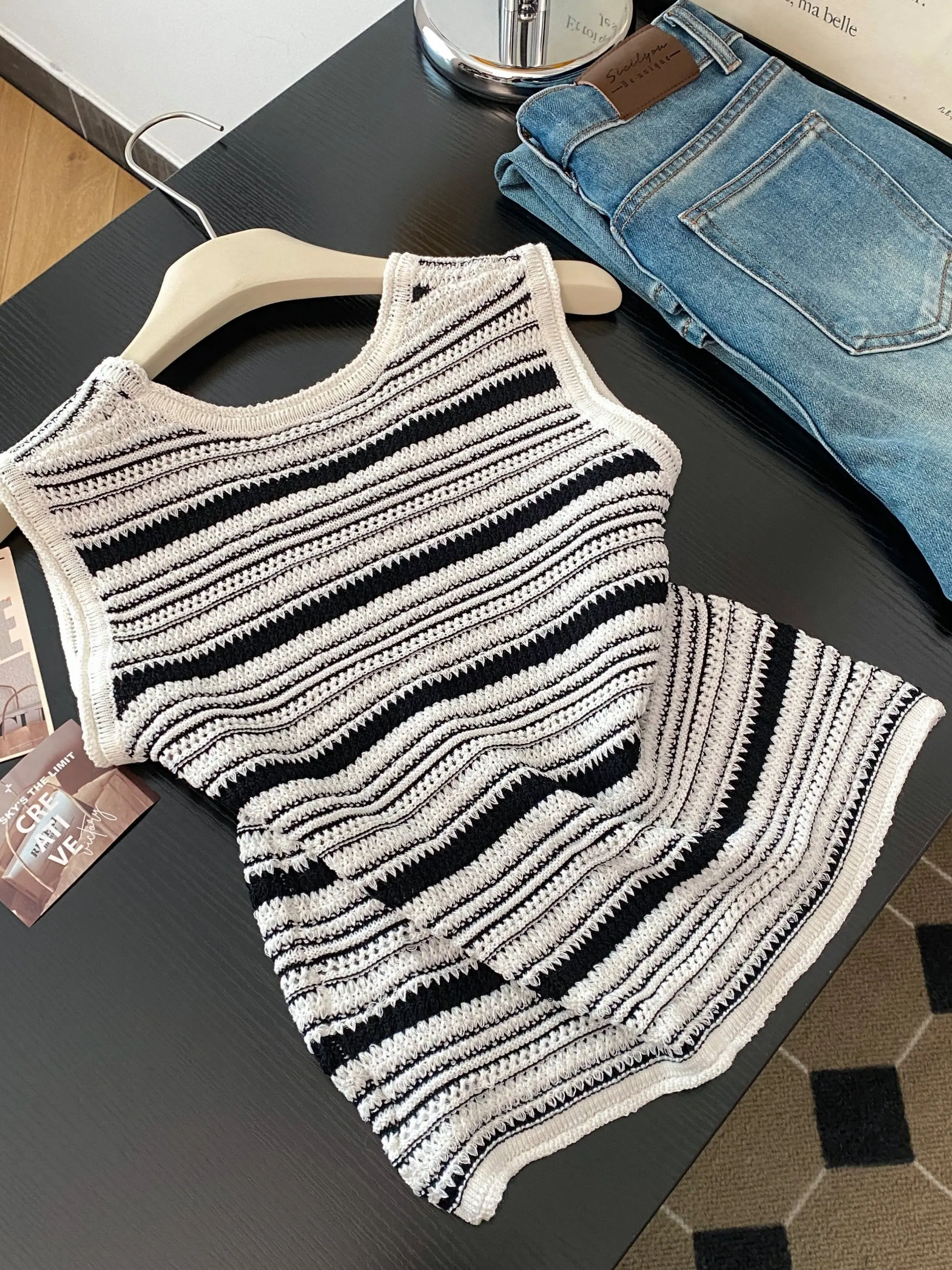 Korean Sle Bla White Striped Hollow out ort round Ne Svel Knitted Vest Women's Slim Fit Versatile Summer Top