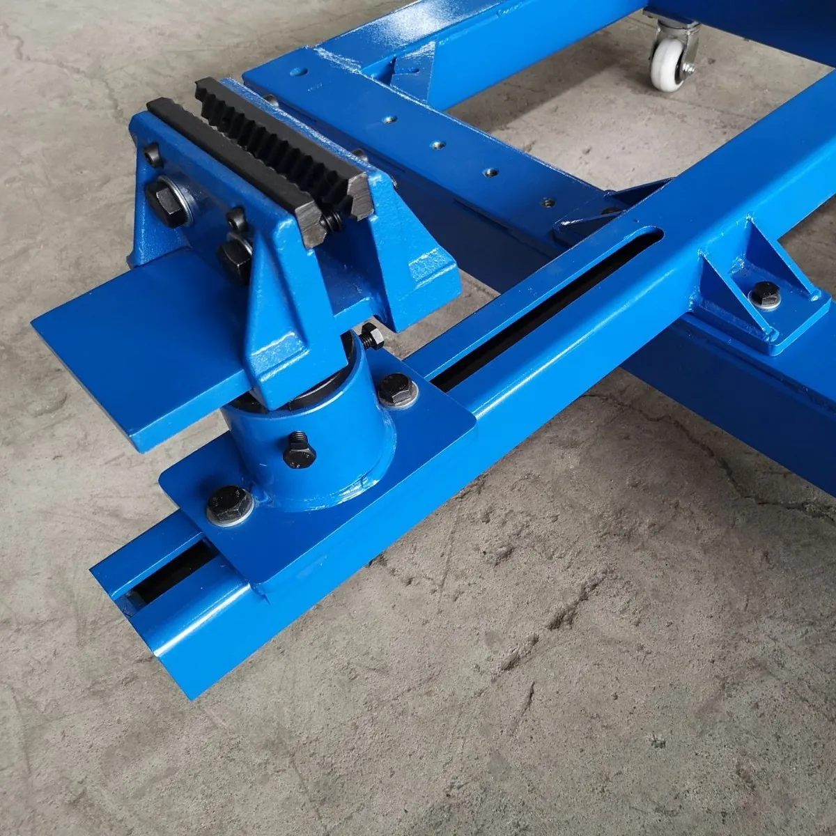 Mobile Auto Beam Straightener, Compact Correction Frame for Automotive Body Repair and Collision Restoration