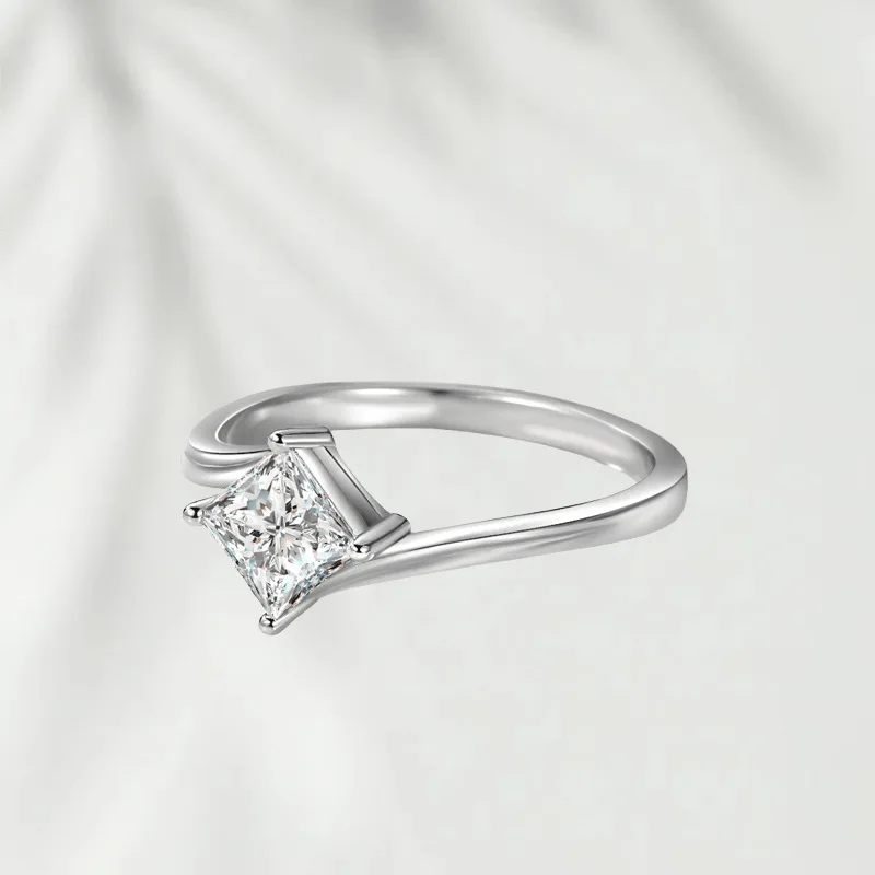 Geometric Style Copper Ring with Inlaid Zircon Stones Featuring Gypsophila Motif Simple Fashion Design for Women Ideal for Daily