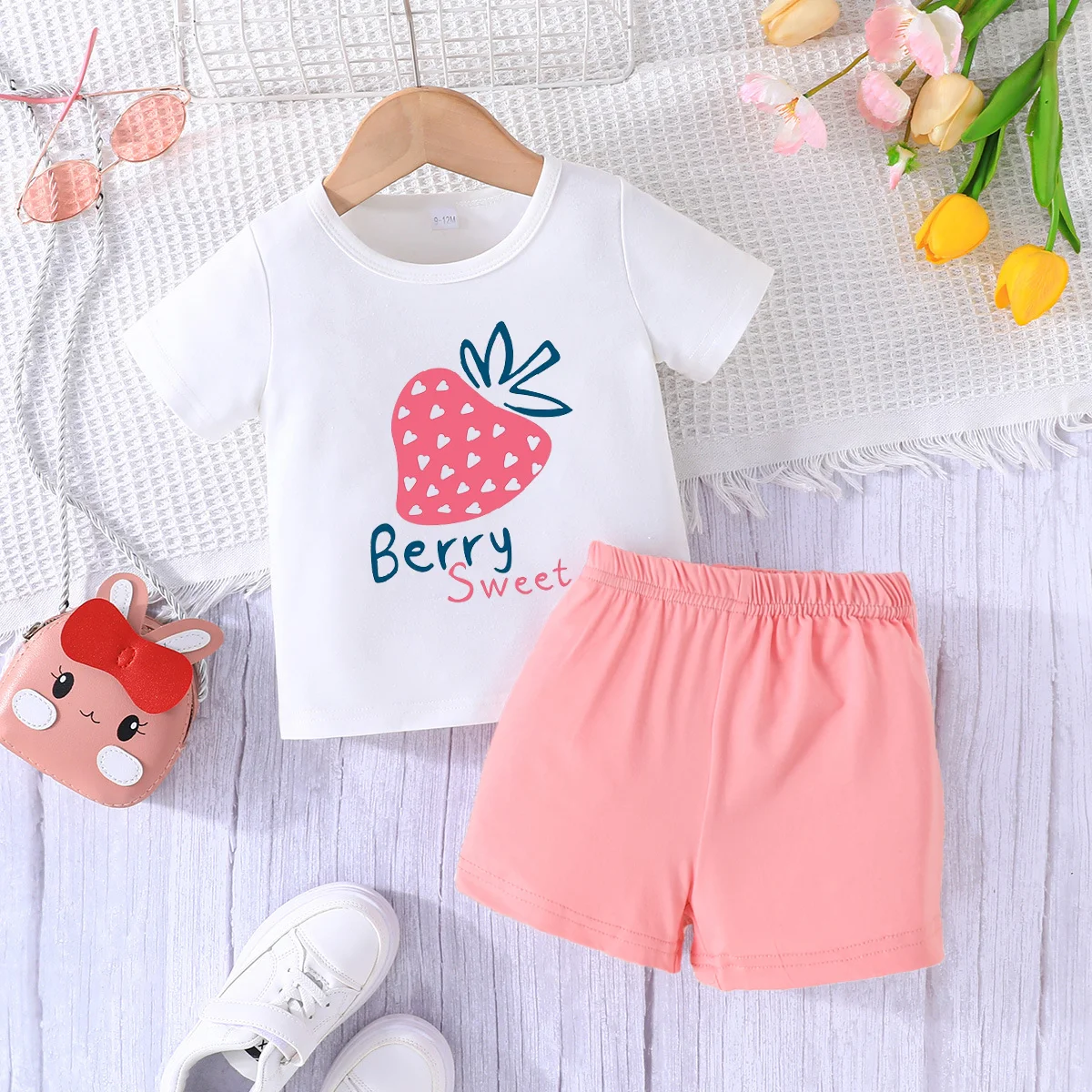 Summer\'s latest white short sleeved T-shirt for both boys and girls, round neck pullover+pink shorts set ﻿