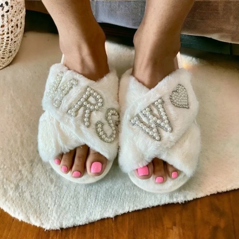 شباشب منفوشة بأحرف لؤلؤية مخصصة للأحرف الأولى شباشب لحفلات الزفاف وحفلات توديع العزوبية هدية لوصيفات العروس