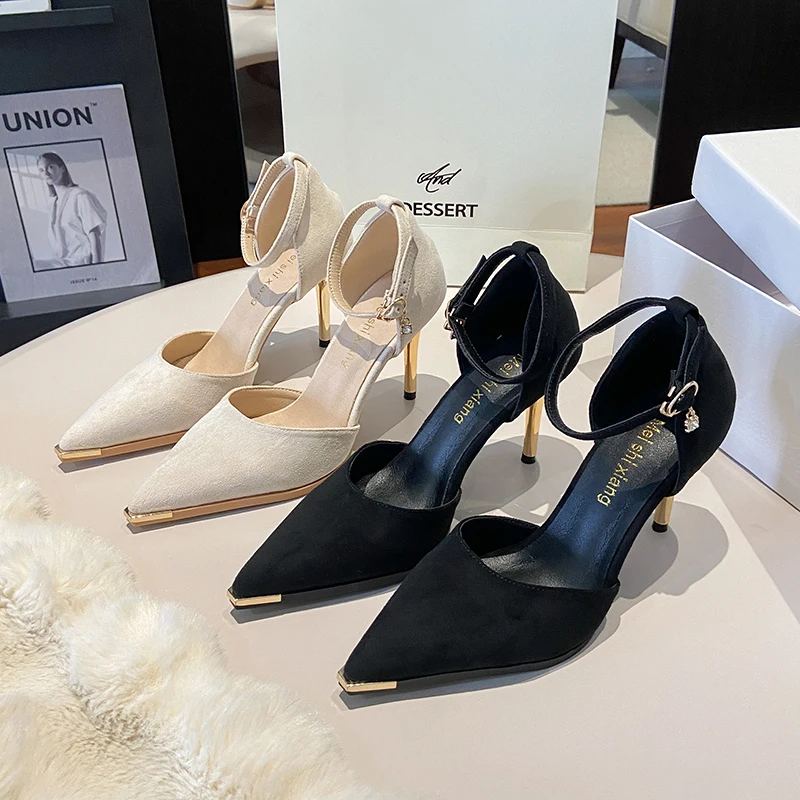 

Новые женские модные туфли во французском стиле с открытым носком, тонким каблуком с острым носком и ремешком с одной пряжкой для женского стиля.