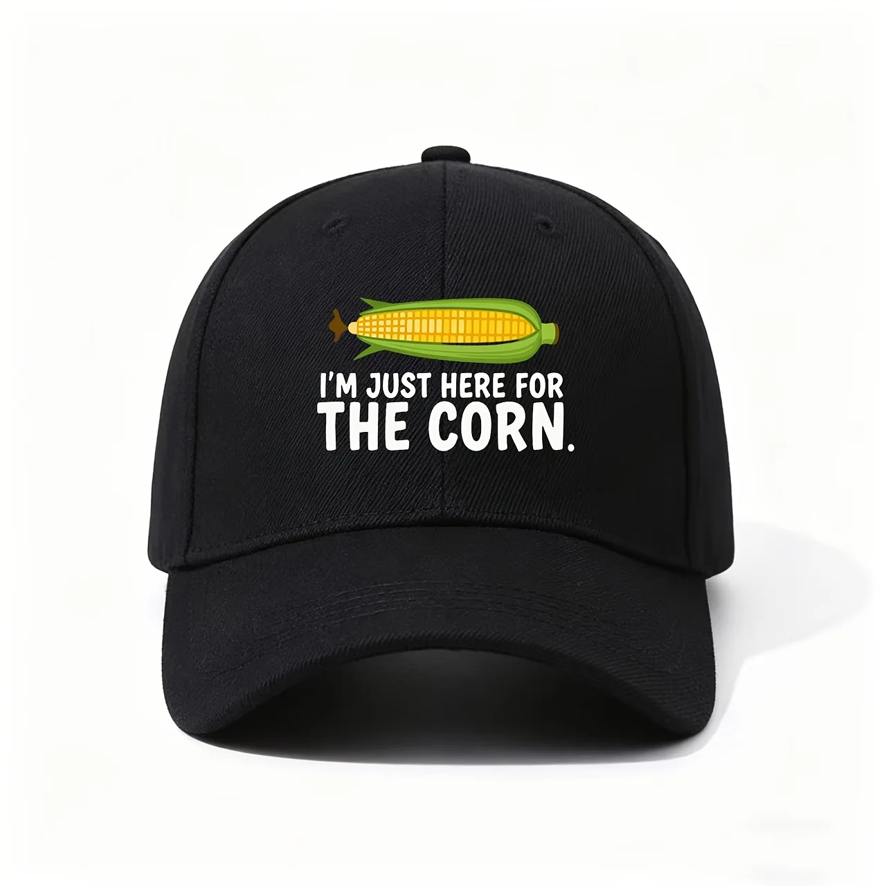 Casquette de baseball avec l'impression « I'M JUST HERE for THE CORN » mettant en scène une illustration vibrante d'un épis de maïs, un design amusant et relatif au monde du quotidien, S