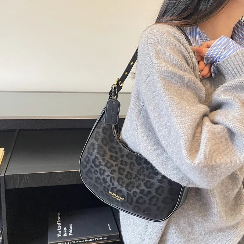 

Новинка 2023 года, винтажная женская сумка через плечо, шикарная сумка в форме полумесяца под мышками, шикарная сумка через плечо в стиле ретро, роскошь ​ Элегантный и универсальный