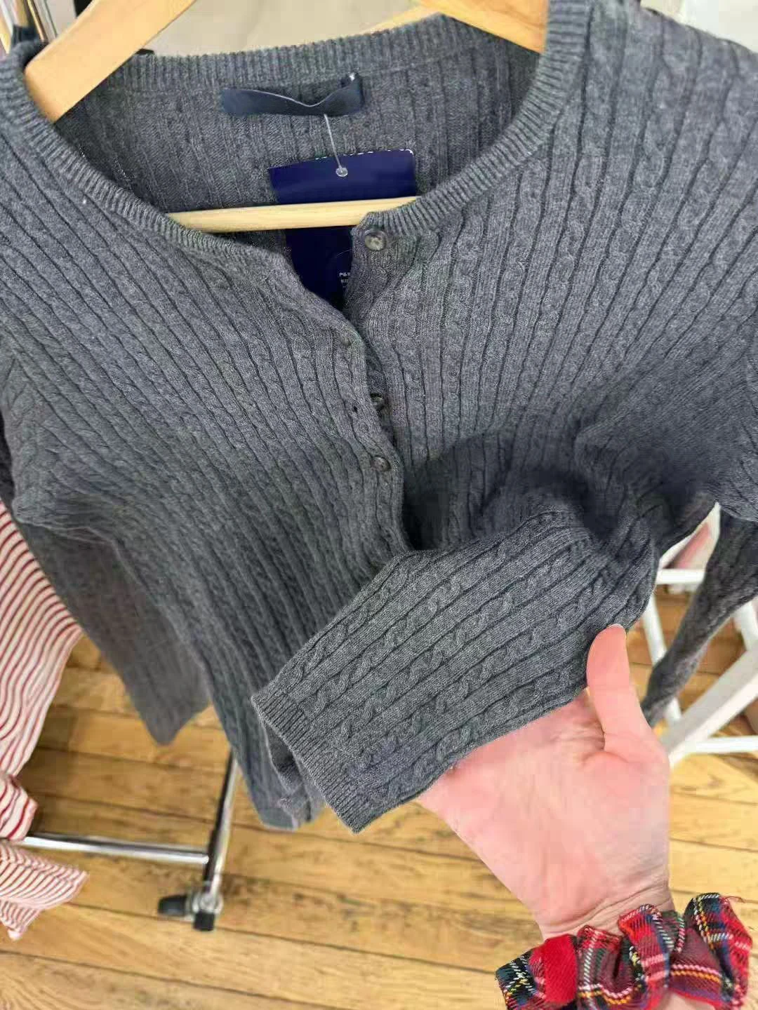 ダークグレー ツイストフラワー ニット セーター カーディガン 秋 Oネック シングルブレスト スリム ニットウェア レディース カジュアル オールマッチ 新作 クロップトップス