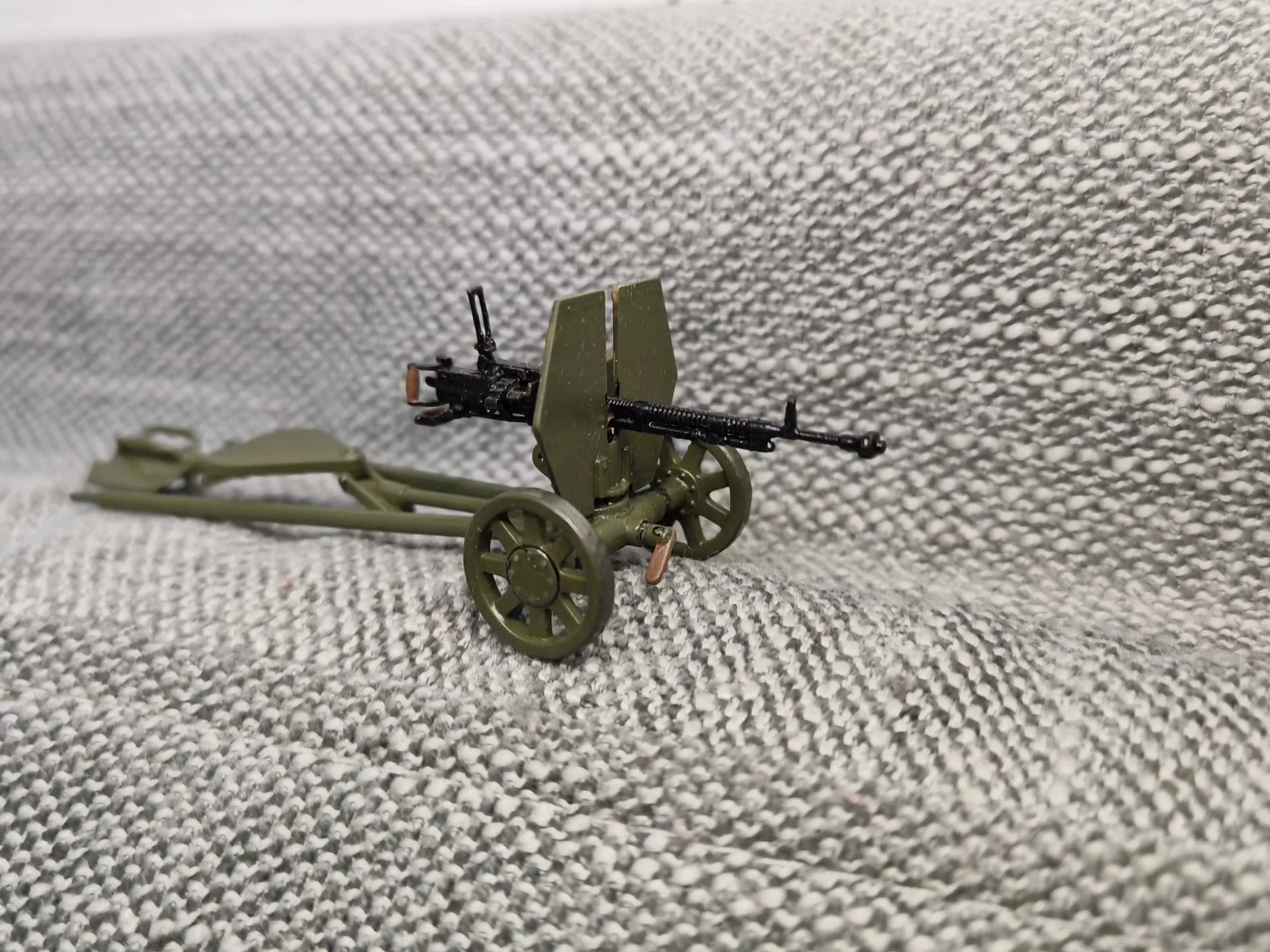 

3D-печатная модель тяжёлого пулемёта ДШК 1/35, советская классика, с колёсной установкой Соколов и щитом, декоративный элемент для демонстрации