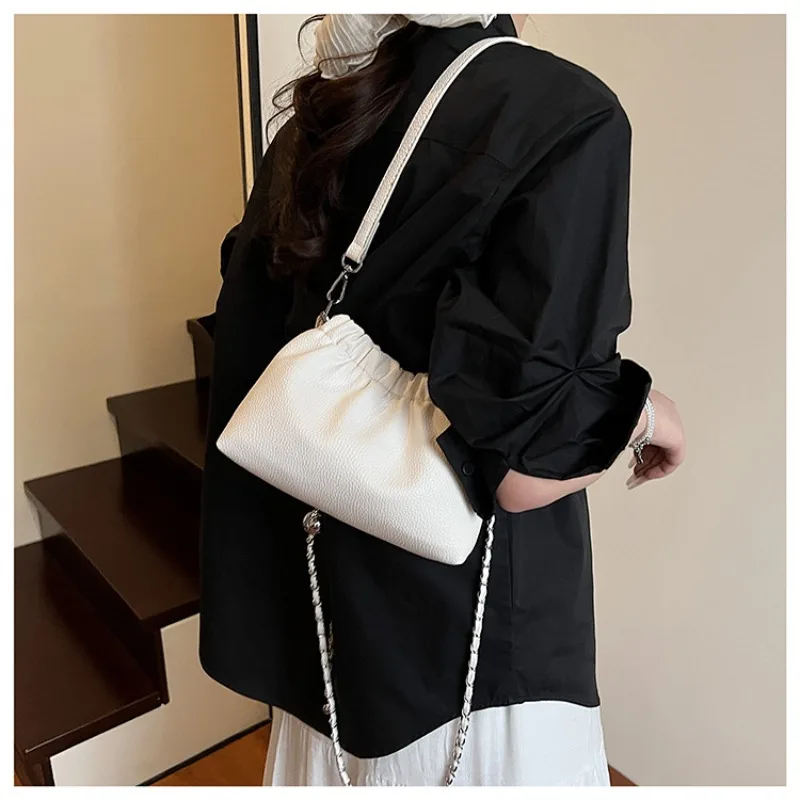 حقيبة كتف من البولي يوريثان بحزام كتف مزدوج مع إبزيم مغناطيسي بتصميم مفتوح بلون سادة وبسيط وحقيبة ساعي البريد ذات ثنيات #3