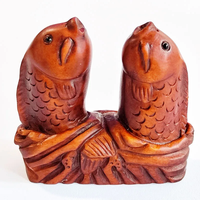 

Q4728 - 2 "резная вручную японская Самшит Netsuke - 2 рыбы