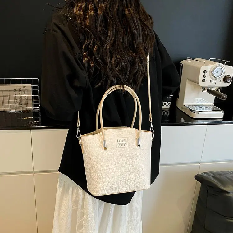 

2025 Winter 527 New Small Bag Fashion Trend Handbag Shoulder Messenger Bag Commute Leisure