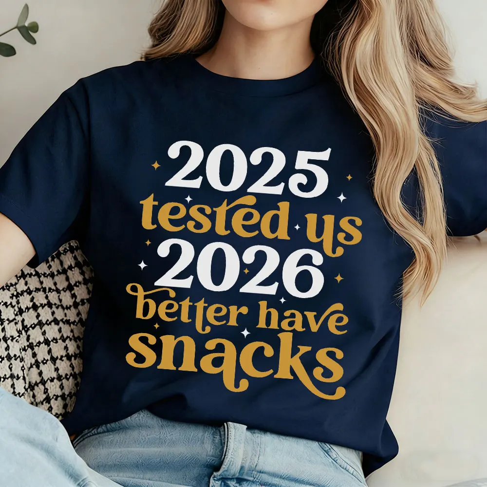 2025 تم اختباره لنا 2026 أفضل وجبات خفيفة للعام الجديد قميص رجالي ونسائي سنة جديدة سعيدة 2026 قميص عائلي مطابق بأكمام قصيرة غير رسمية #5