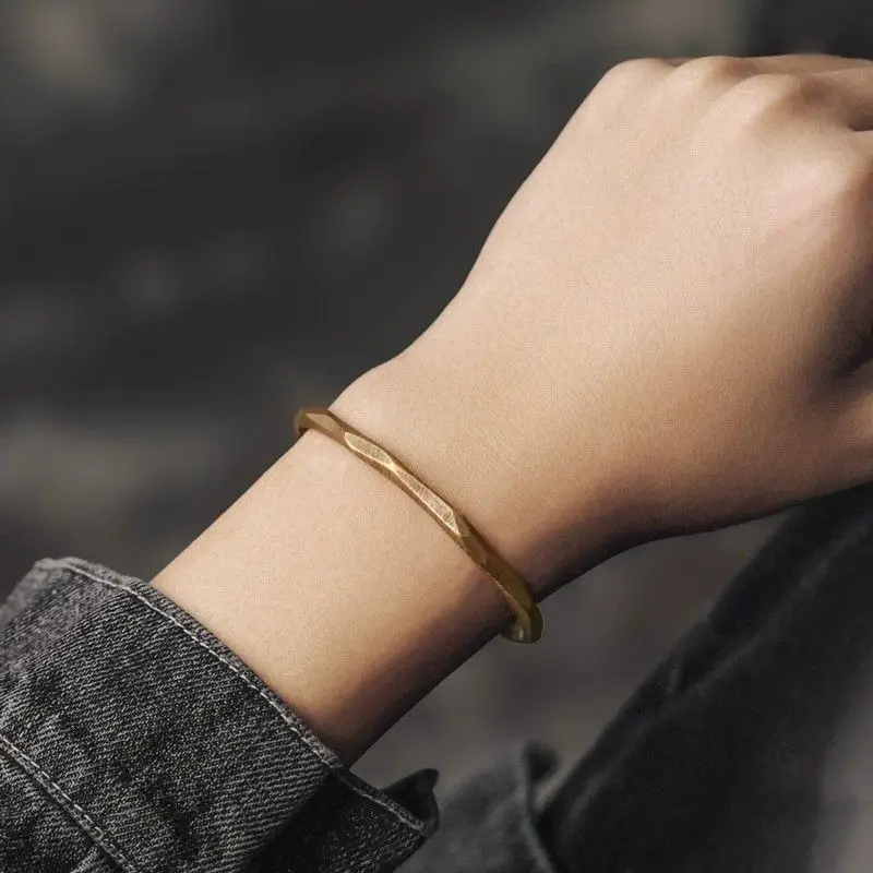 Geschliffener, polierter Bronze-Armreif, neutraler, matter Metall-Manschettenarmreif, strukturierter Handschmuck, Geburtstagsgeschenke für Männer und Frauen, Büro- und Alltagsoutfits – Detail 2