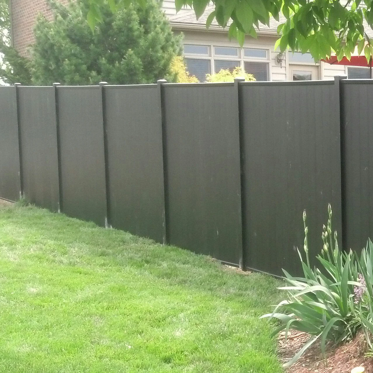 Morden Customized Black Metal Backyard Garden Farm Aluminum Horizontal Slat Panels Privacy Slat Fence