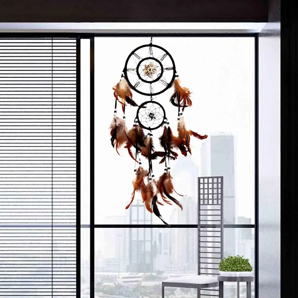 

Ловец снов с перьями и бусинами, декор для балкона, ручная работа, настенный декор, коричневые украшения, круглые элементы декора, подарок на день рождения