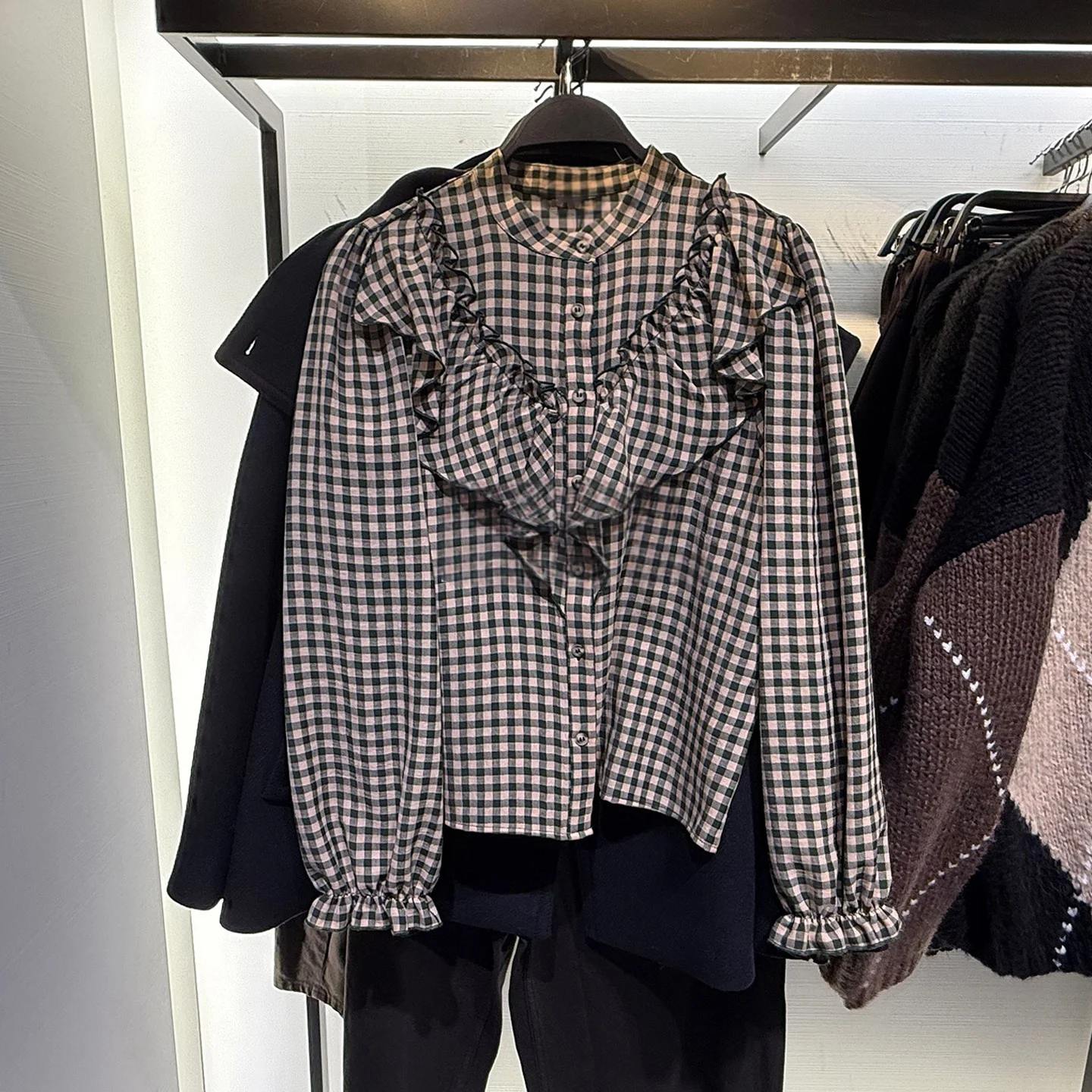 

Новая женская модная повседневная универсальная рубашка с круглым вырезом, длинными рукавами, в мелкую клетку, с декоративными вставками, 2026 год