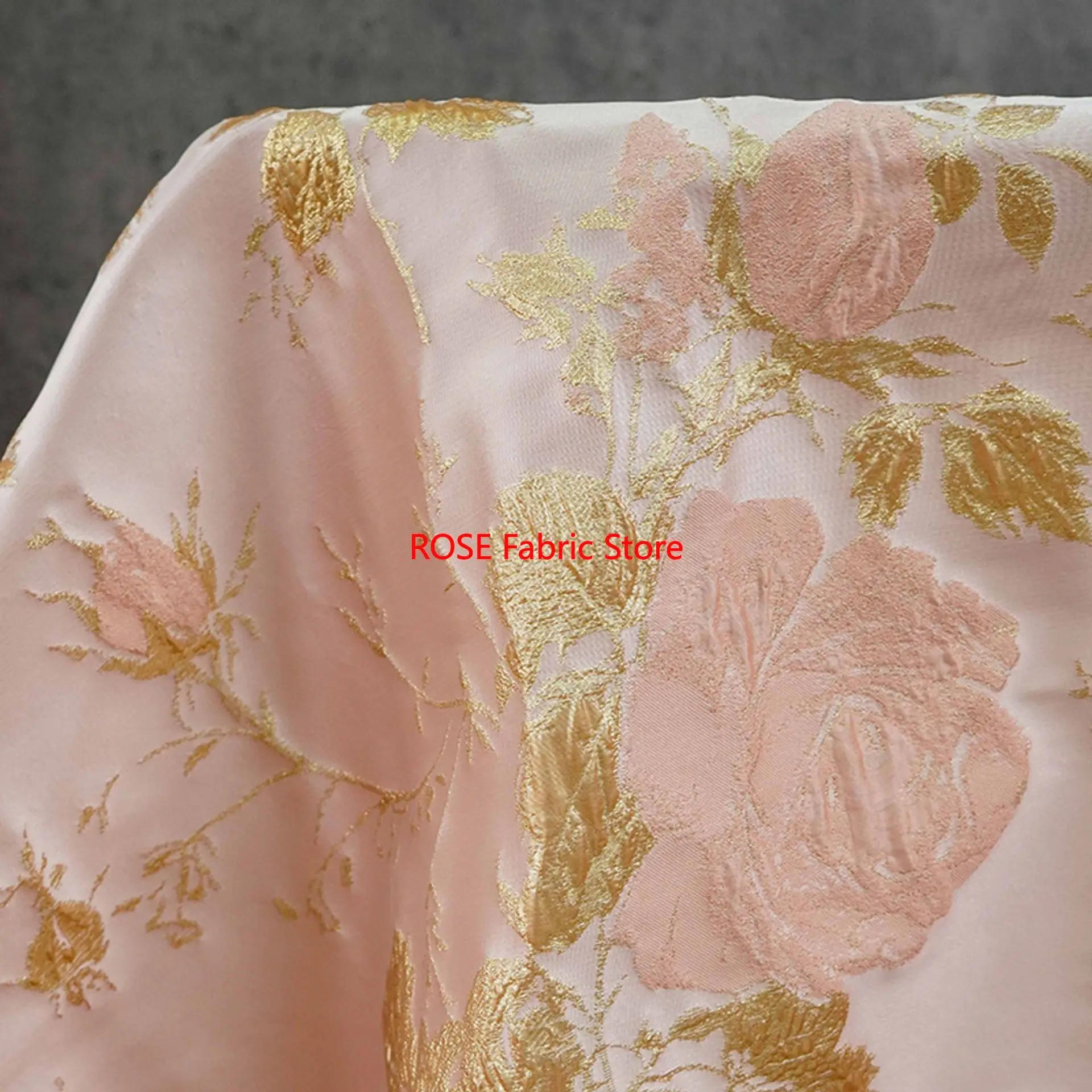 Tessuto jacquard floreale in seta dorata con rilievo 3D da 1 metro Tessuto da cucito decorativo per giacca elegante da donna