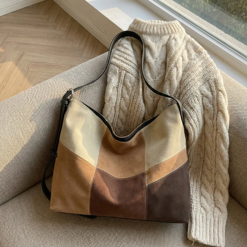 

2026 Лоскутная замшевая сумка-хобо с регулируемым ремешком, большая вместимость, теплая нейтральная тон, повседневная модная сумка для повседневных поездок на работу для женщин
