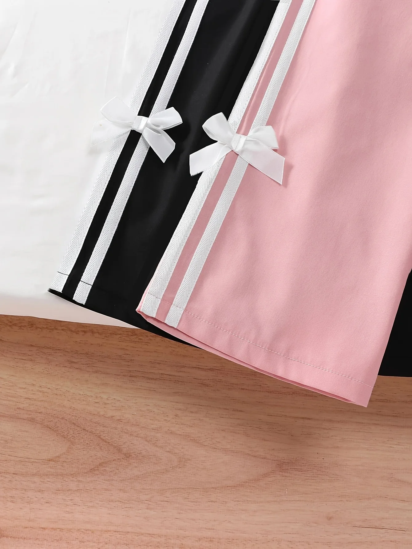 Mädchen-Hosen mit seitlichen Streifen und Schleifendetails (2er-Pack): Rosa & Schwarz, lässige Frühlings-/Sommerhose mit hoher Taille und geradem Bein, mit Schleifen – Größe S – Detail 4