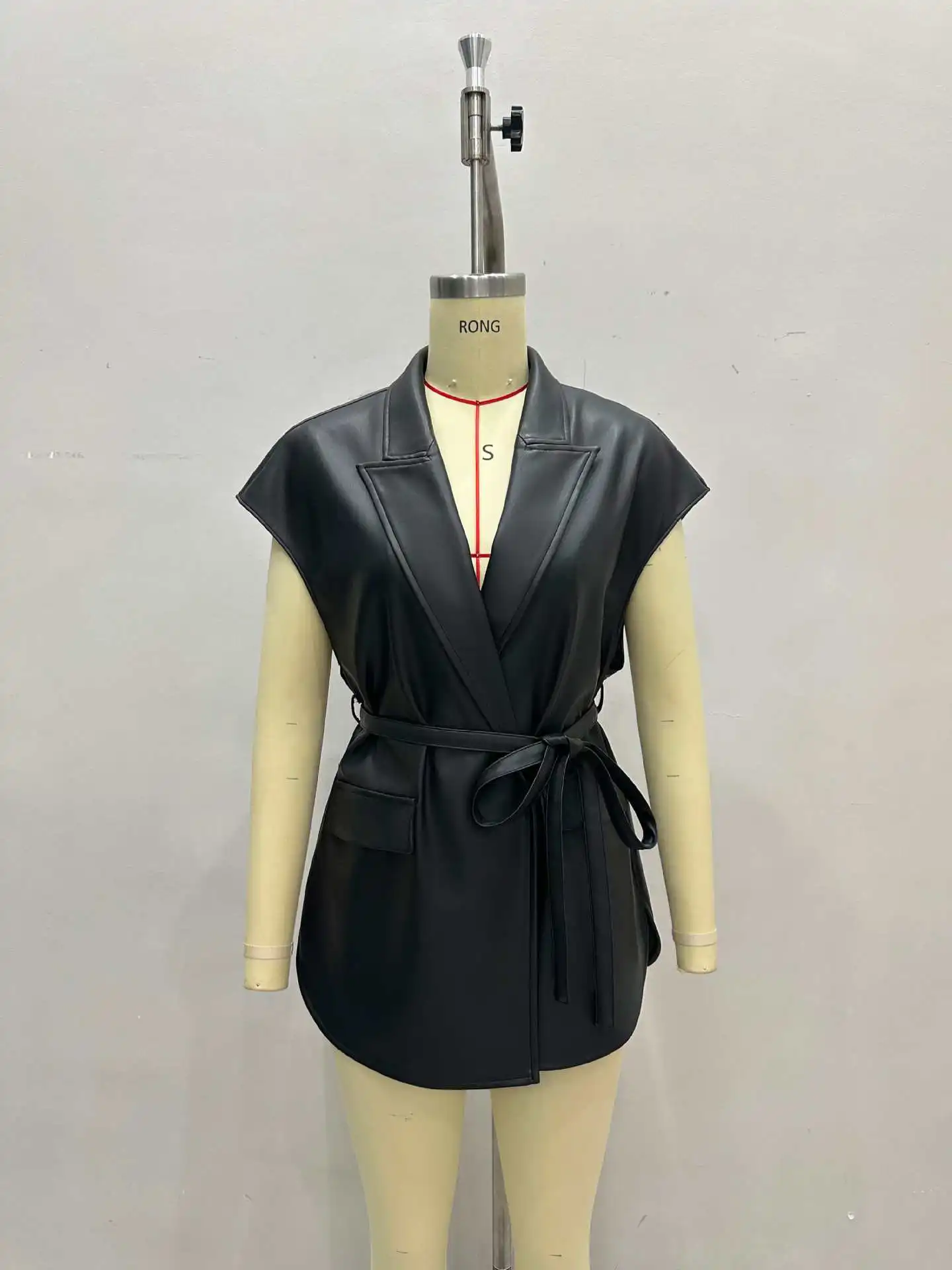 Colletto di abito alla moda e di fascia alta, giacca di pelle senza maniche, allacciatura in vita, doppie tasche, gilet di velluto, gilet, gilet, giacca