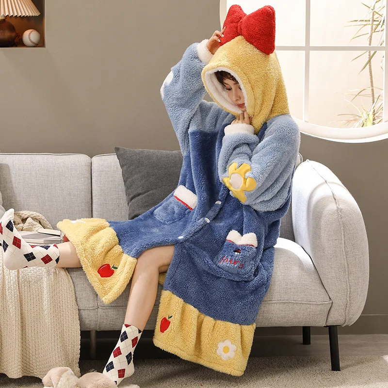 ชุดนอนผ้าฟลีซสีขาวนวลลายการ์ตูนน่ารักสไตล์คาวาอี้สำหรับผู้หญิง ชุดนอนฤดูหนาว ชุดนอนอยู่บ้าน เสื้อคลุมอาบน้ำ