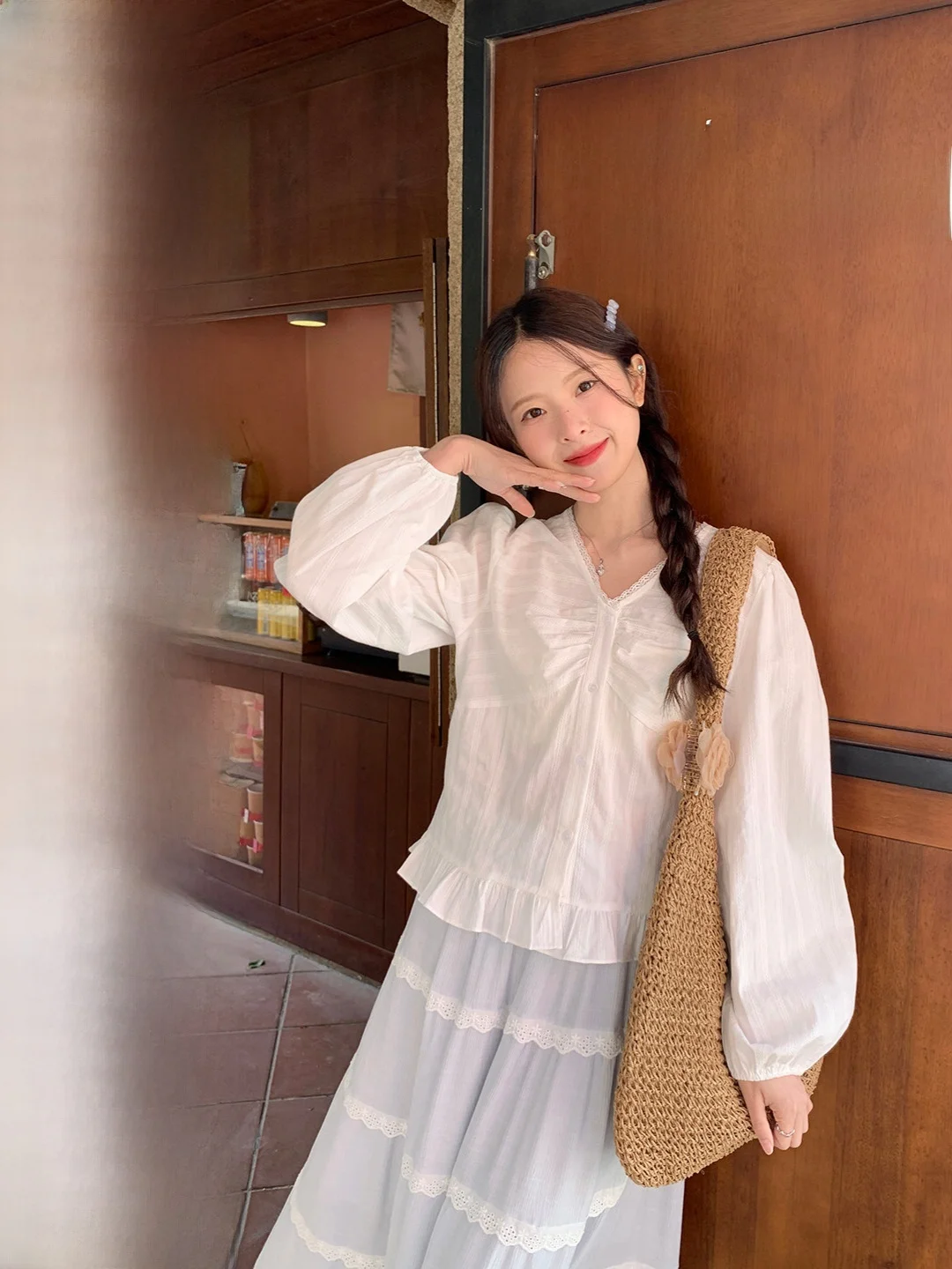 

Нежная плиссированная блузка в корейском стиле для девушек, повседневная, из смесового хлопка, с длинным рукавом, V-образным вырезом и пуговицами, для молодых женщин