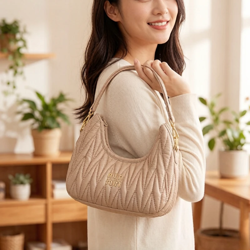 

Fashionable Commuter Diaper Bag Unique Leisure Leather Shoulder Purse Trendy Letter Logo Handbag For Ladies Party