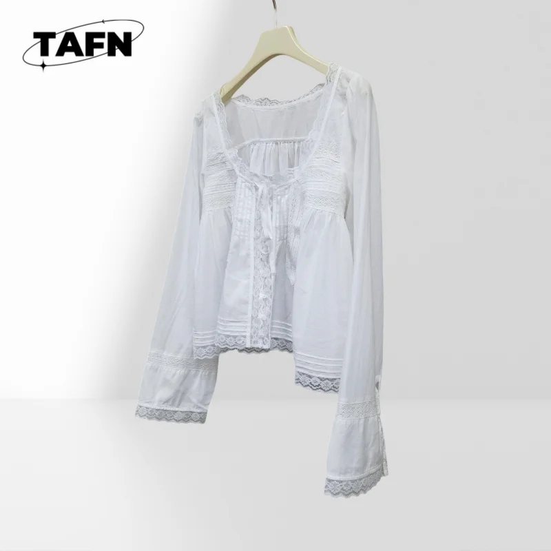 الفرنسية أنيقة 25 أوائل الخريف الدانتيل قطع الكشكشة عطلة نمط أعلى كبير U الرقبة طويلة الأكمام قميص شارع العليا AG1530