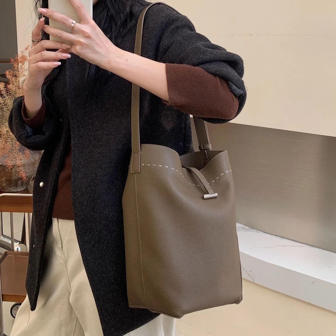 

First layer cowhide bucket bag 2025 new niche design large capacity genuine leather women's commuting one-shoulder crossbody bag