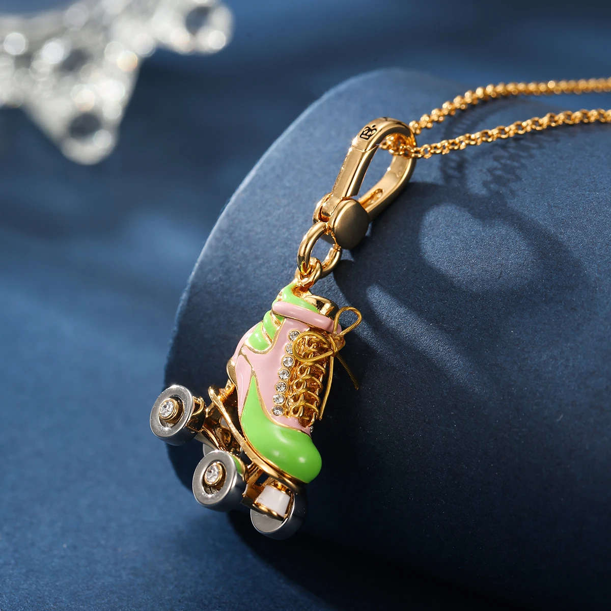 1Pc Exquisite Enamel-glazed Roller Skate Pendant,Diamond-encrusted Shoe Necklace,Women's Bag Charm Keychain Christmas Gift