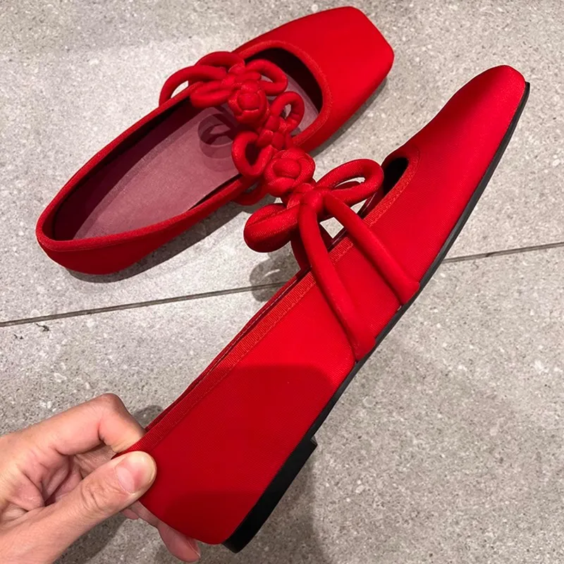 Zapatos Mary Jane de satén rojo de estilo étnico para mujer, zapatos de punta cuadrada poco profundos a la moda, zapatos de Ballet de suela blanda para primavera y otoño 2025