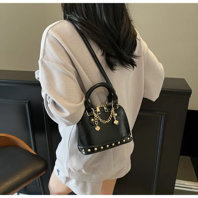 

Новая роскошная сумка-ракушка 2026 года с заклепками для женщин — модная и стильная сумка через плечо с цепочкой и акцентом в виде игральной кости