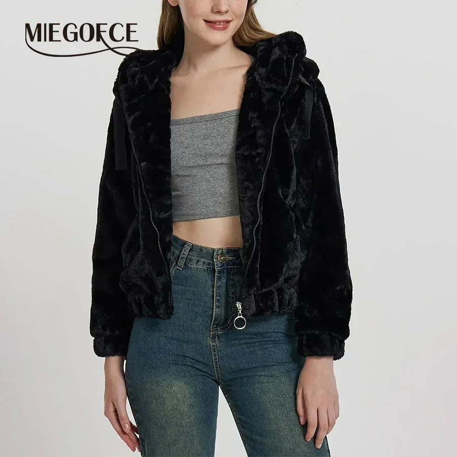 Осенне-зимняя верхняя одежда MIEGOFCE из искусственного меха с плюшевым капюшоном и длинными рукавами, однотонное короткое женское пальто с карманами, куртки A996