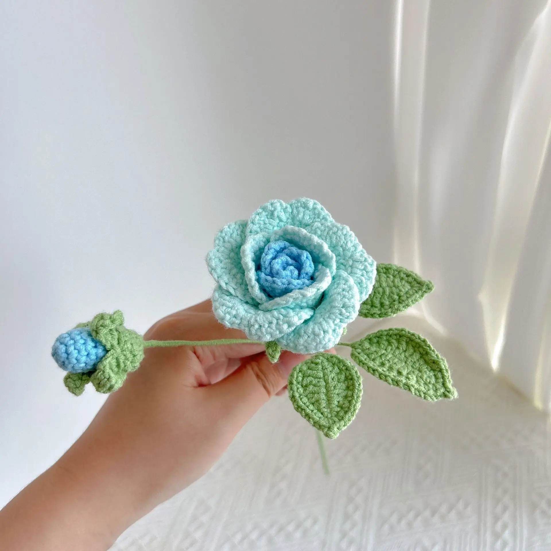 Neuer Rosen-Häkelstrauß, romantisch, gestrickt, Rosenblüten, handgewebte Blumensträuße, Hochzeit, Heimdekoration – Detail 7