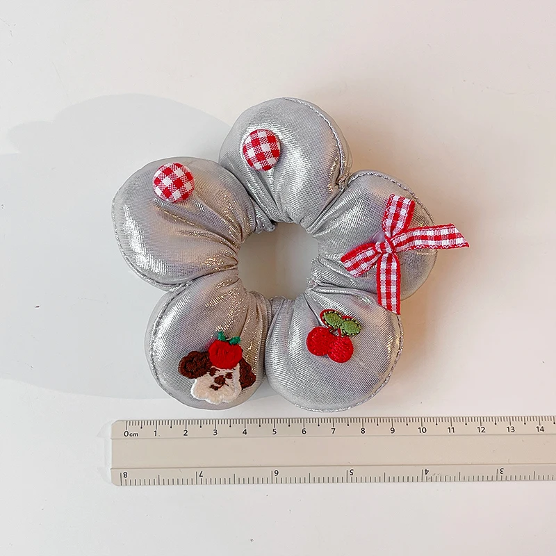 2026 Neue Niedliche Gepolsterte Blumen-Stoff-Scrunchies für Frauen und Mädchen in Silberfarbe mit Hochelastischer Gingham-Schleife und Erdbeer-Pferdeschwanz-Haargummi – Detail 7