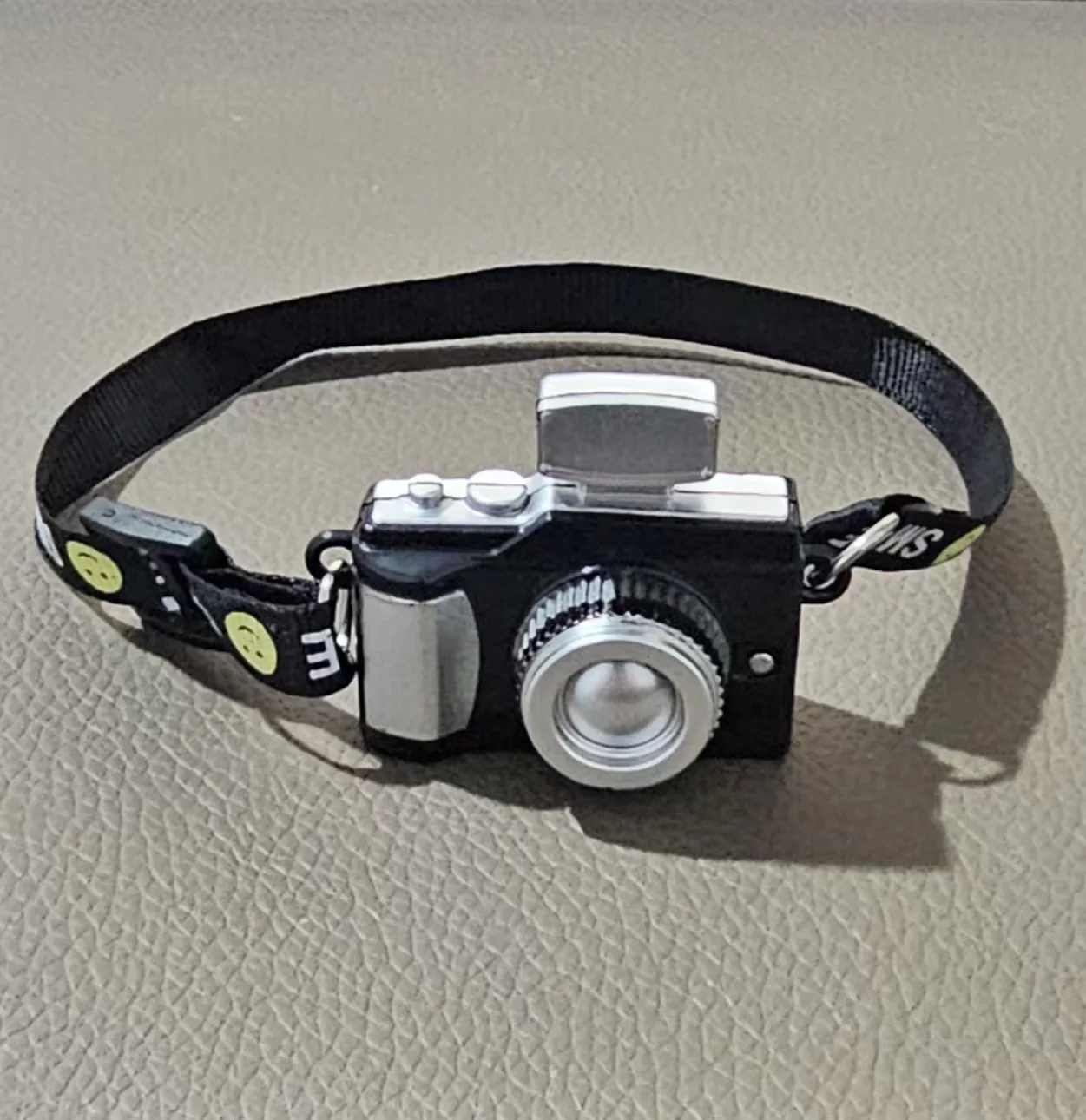 Puppenkamera, Kunststoffverschluss und Blitz, Mini-Digitalkamera, Puppenzubehör mit Gürtel, Puppenhauskamera, 17 cm Puppe