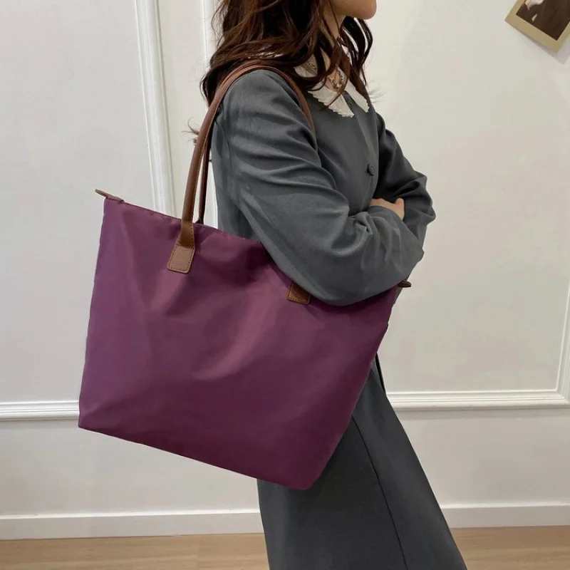 حقيبة ساعي البريد النسائية الأنيقة المصنوعة من الجلد المطبوع بالقمر أوروغواي كاجوال عتيقة ومظهر يومي ناعم وواسع #3