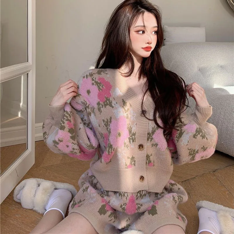 2024 Autumn Winter New Set Temperament Small Fragrance Style Fashionable Knitted Cardigan Sweater @ Shorts Two-Piece Set
