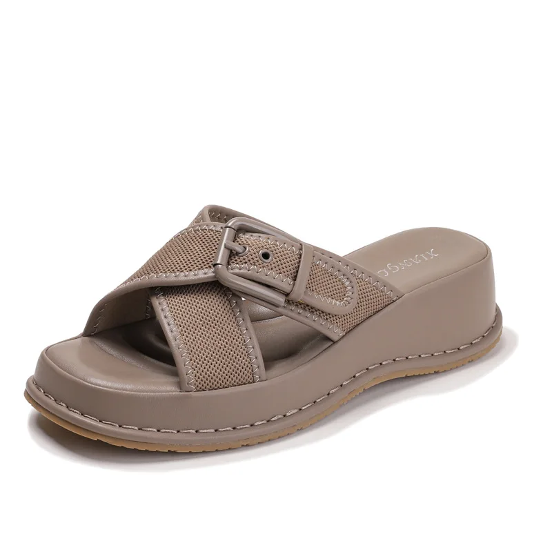 

Новые женские тапочки в стиле ретро с толстой подошвой из губчатого материала для комфортной повседневной носки, с квадратным носком, предотвращающим скольжение.