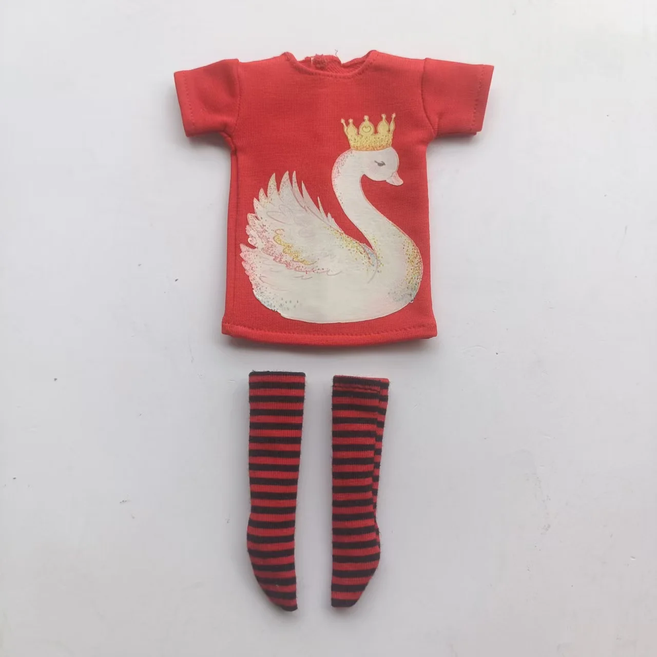Handgefertigte OB24 1/6 Puppenkleidung, Cartoon-Print Kurzarm-T-Shirt + gestreifte Socken, kann als Zubehör für 1/6 Puppen verwendet werden. – Detail 1